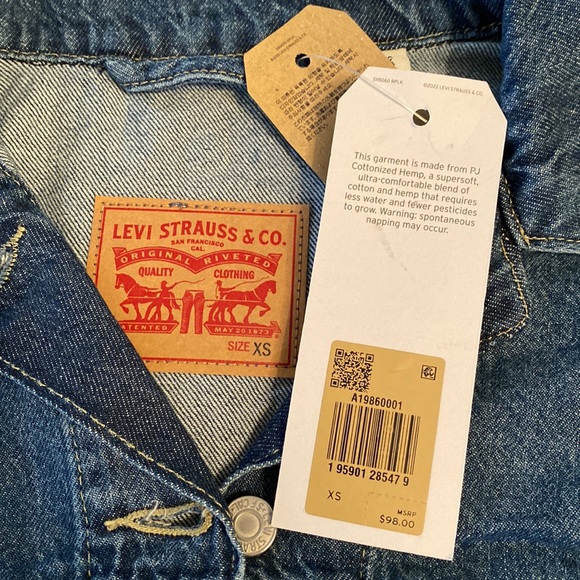 NWT *fits like a medium to large* Levi’s Denim Jacket - Picture 7 of 7